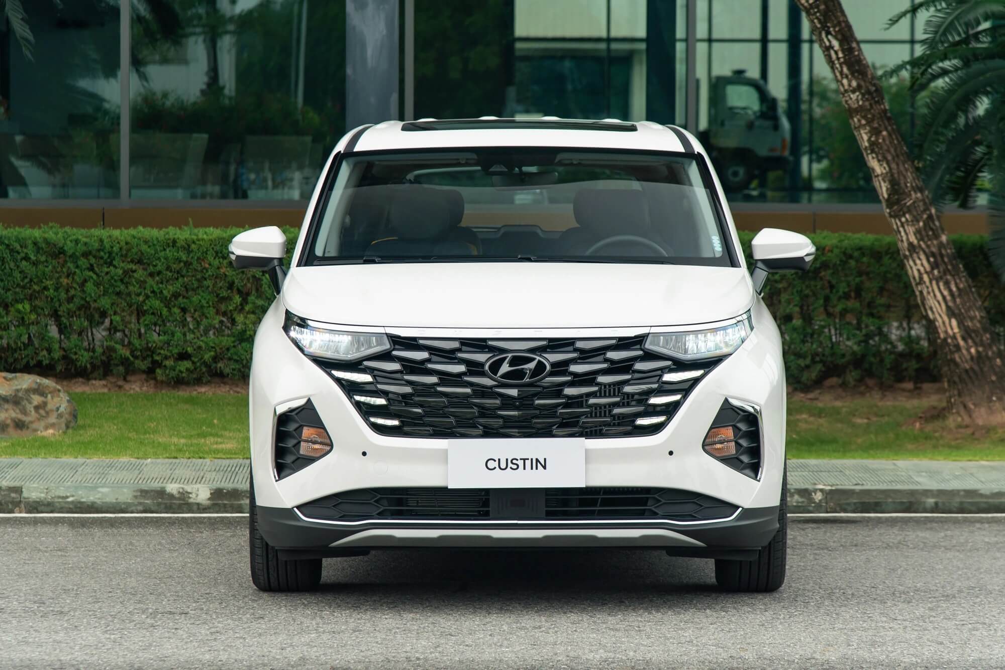 Thiết kế đầu xe Hyundai Custin phiên bản màu trắng