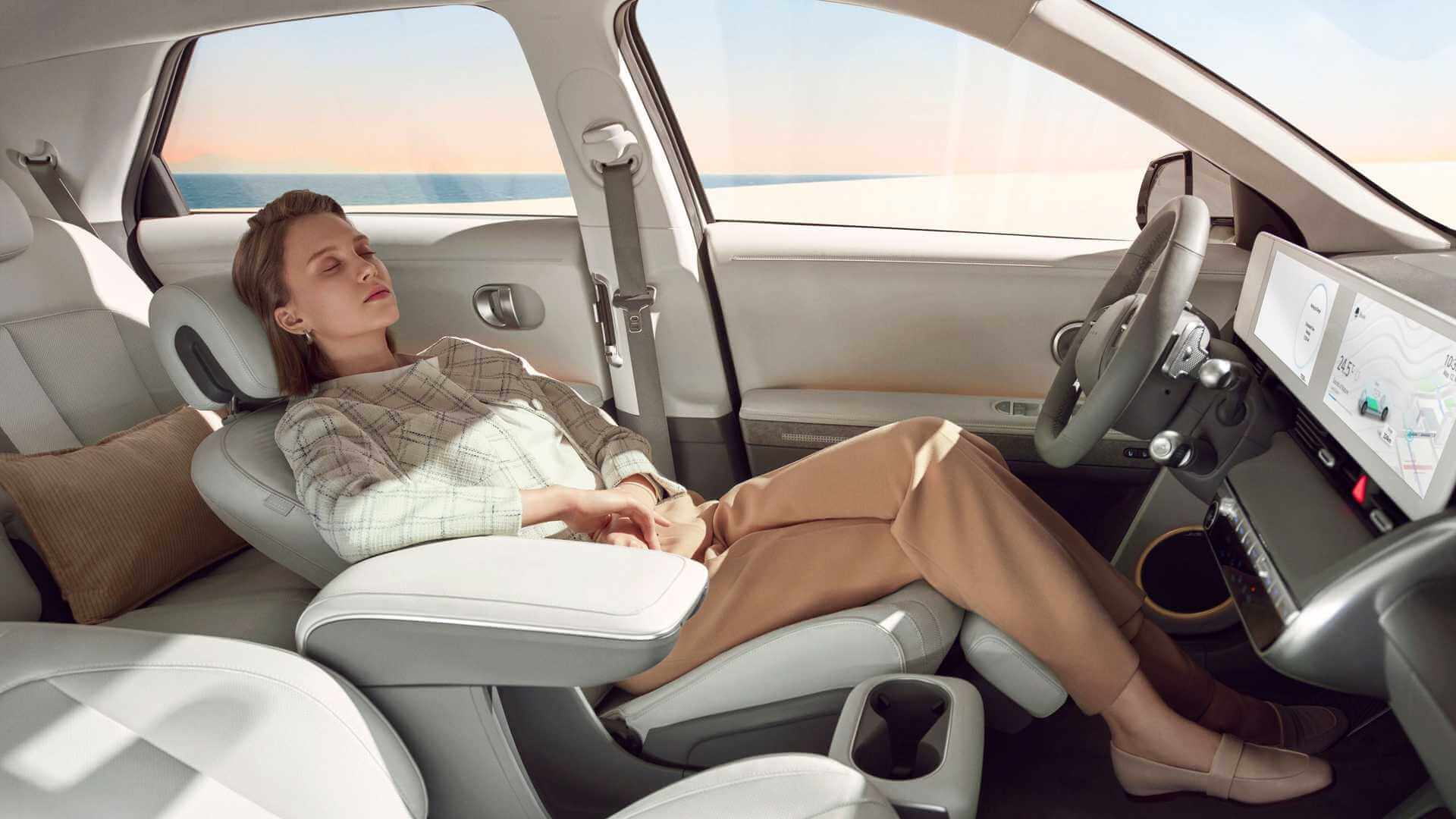 Không gian nội thất đậm chất tương lai của Hyundai Ioniq